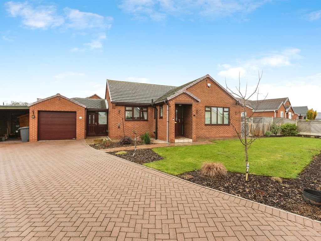 3 bed detached bungalow for sale in Manor Close, Camblesforth, Selby YO8, £310,000