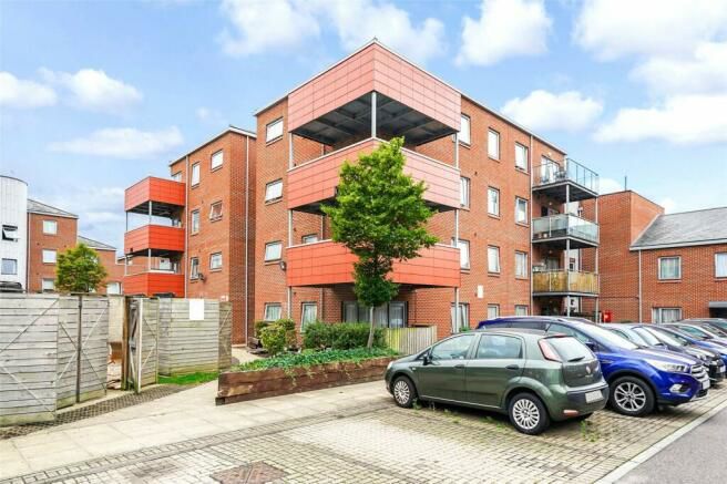 1 bed flat for sale in Serpentine Close, Chadwell Heath, Romford RM6, £165,000