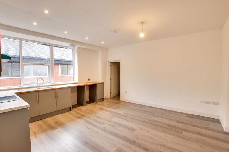 2 bed flat to rent in Windsor Road, Trowbridge BA14, £795 pcm