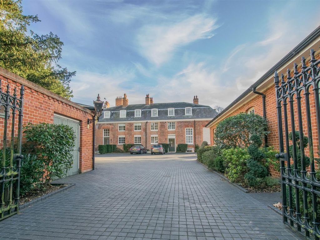1 bed flat for sale in The Coach House, Balls Park, Hertford SG13, £399,995