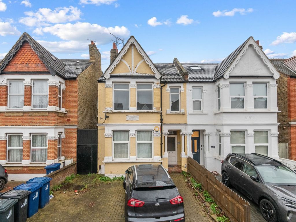 2 bed flat for sale in Melbourne Avenue, London W13, £400,000