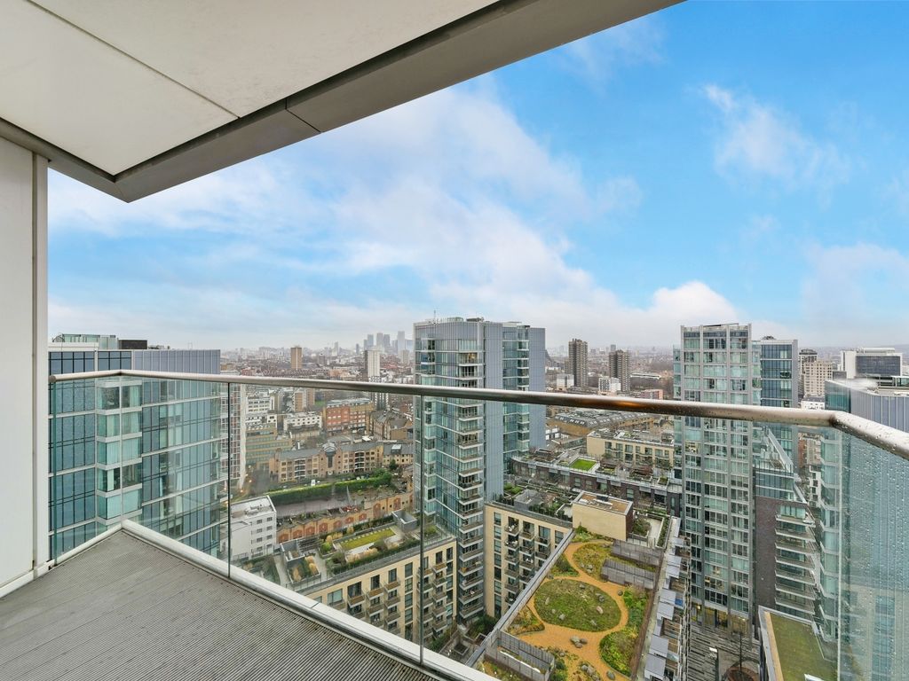 1 bed flat to rent in Altitude Point, Aldgate, London E1, £2,600 pcm