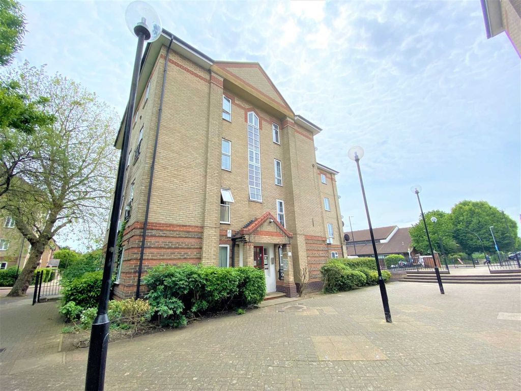 2 bed flat for sale in Tollgate Road, Beckton E6, £265,000