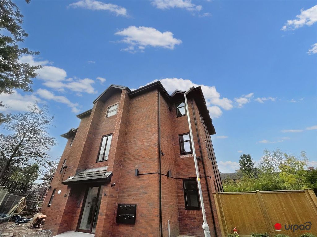 1 bed flat to rent in Willow Bank House, Old Road, Handforth SK9, £995 pcm