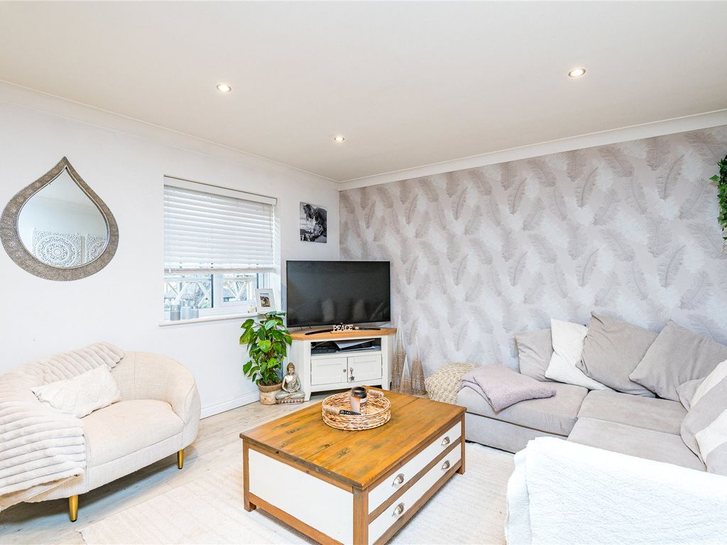 2 bed flat for sale in Barnstaple Road, Thorpe Bay, Essex SS1, £265,000