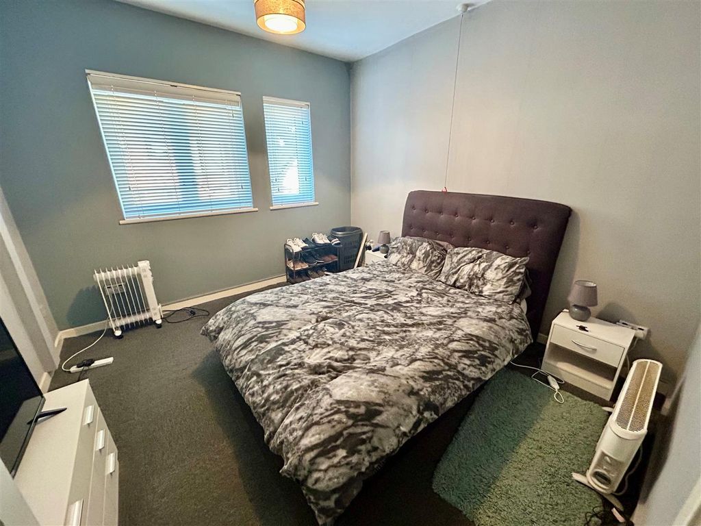 2 bed flat for sale in Quakers Lane, Waltham Abbey EN9, £160,000