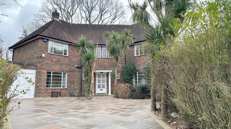 5 bed detached house to rent in Carlyle Close, Hampstead Garden Suburb N2, £6,933 pcm