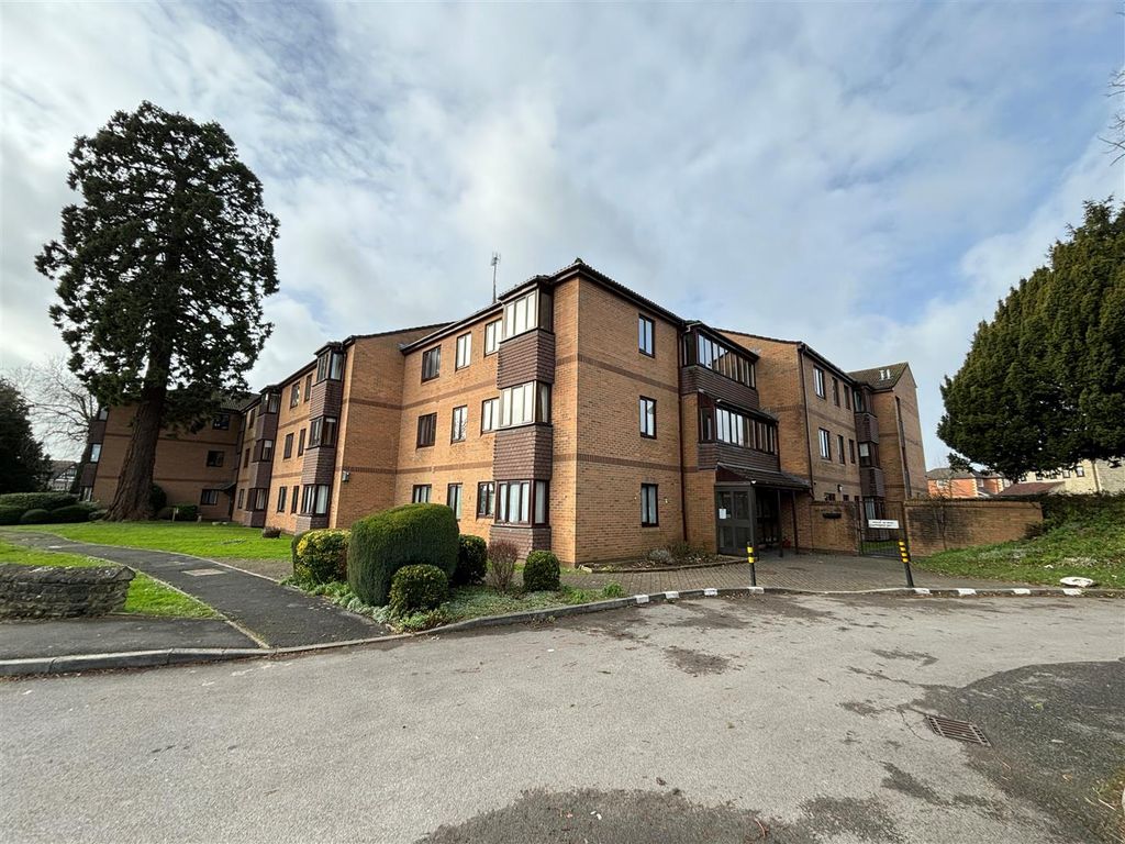 2 bed flat for sale in Langley Road, Chippenham SN15, £135,000