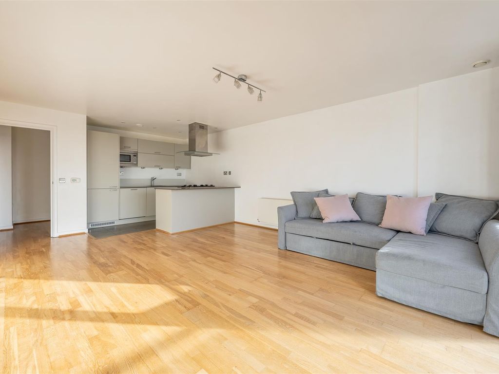 2 bed flat for sale in Queen Mary Avenue, London E18, £400,000