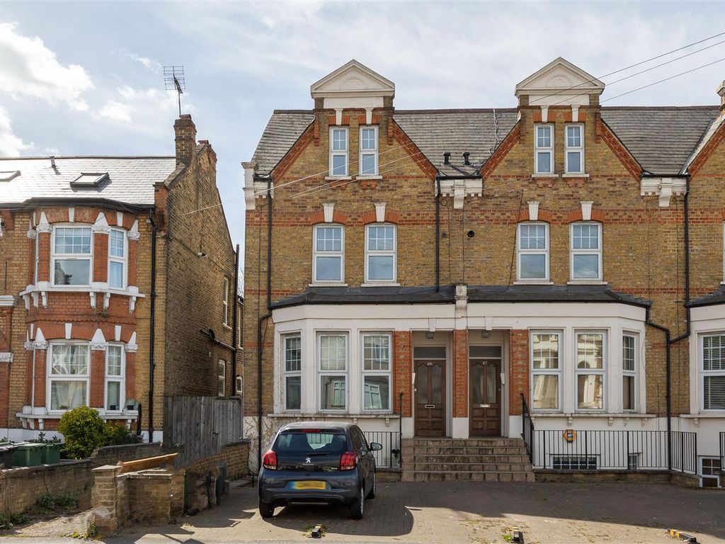 2 bed flat for sale in Fairlop Road, London E11, £425,000