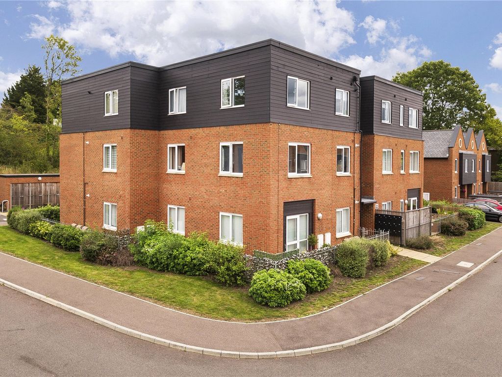 2 bed flat for sale in Litho House, Caxton Close, Edenbridge, Kent TN8, £243,750