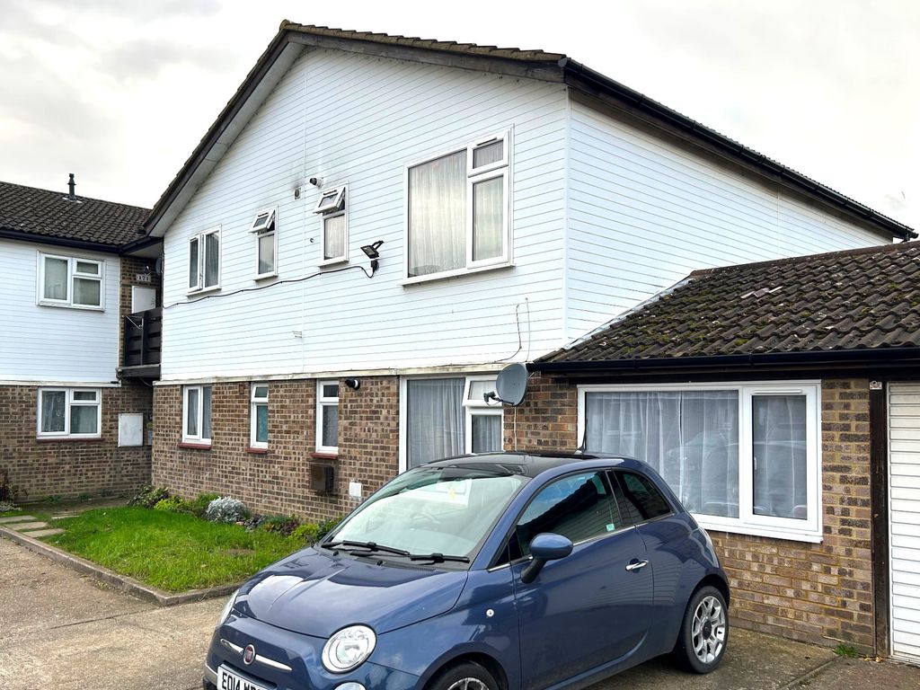 2 bed maisonette for sale in Holmedale, Slough SL2, £205,000