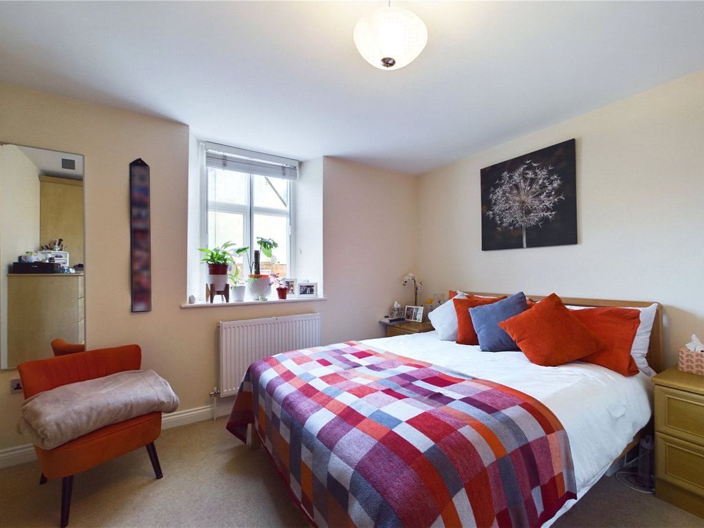 2 bed flat to rent in Kentwood Hill, Tilehurst, Reading RG31, £1,300 pcm