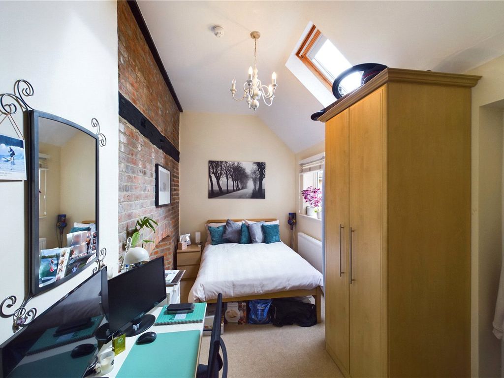 2 bed flat to rent in Kentwood Hill, Tilehurst, Reading RG31, £1,300 pcm