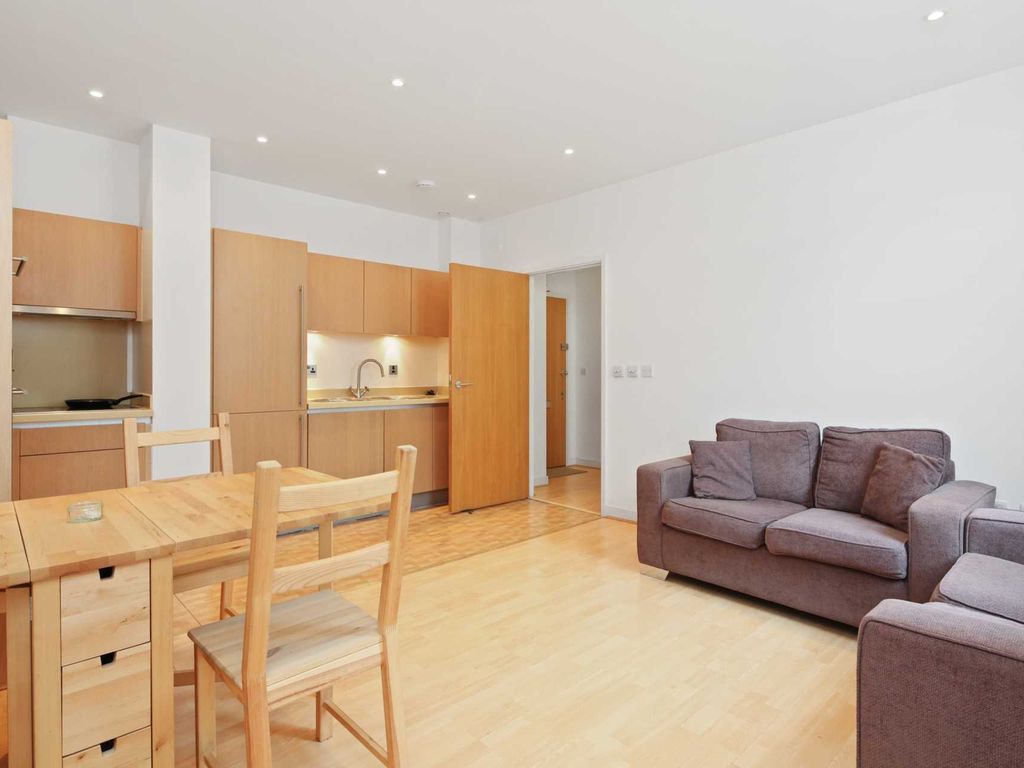 2 bed flat for sale in Bromyard Avenue, Acton W3, £350,000