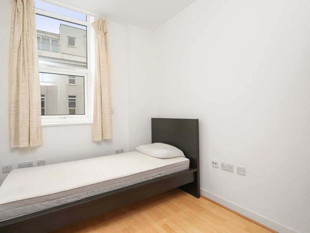 2 bed flat for sale in Bromyard Avenue, Acton W3, £350,000