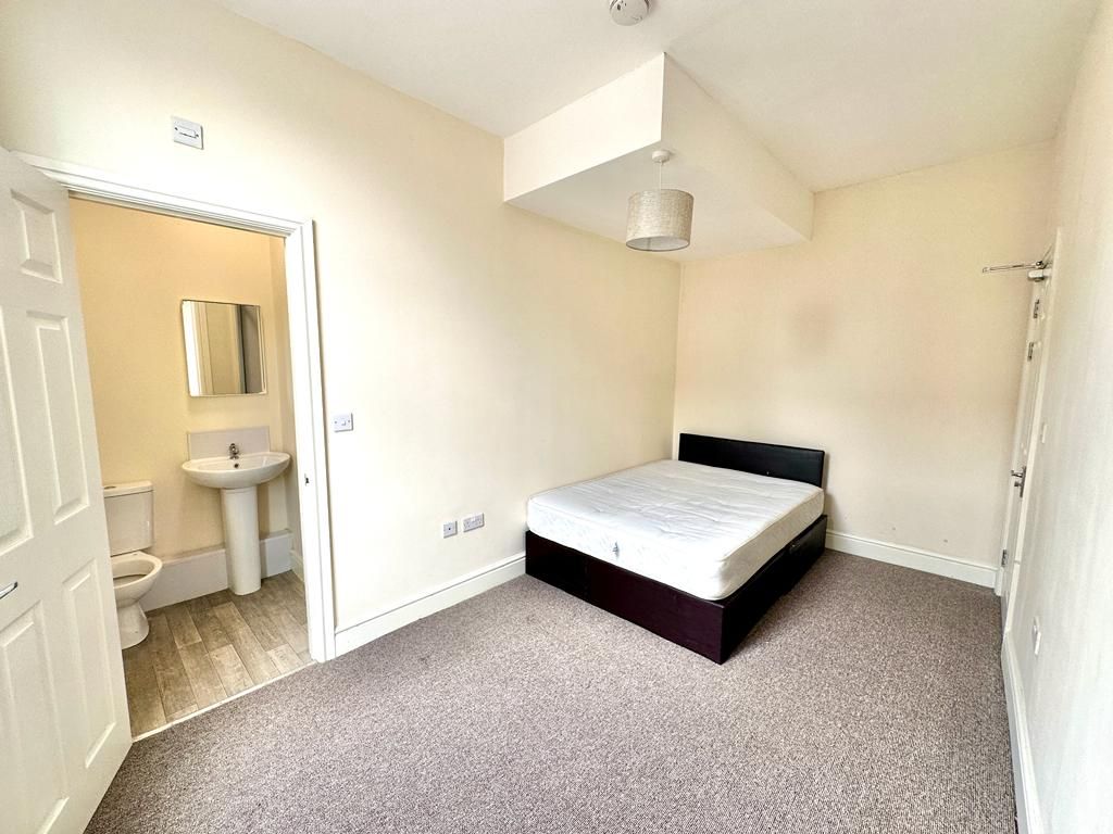 Room to rent in South Street, Rawmarsh, Rotherham S62, £500 pcm