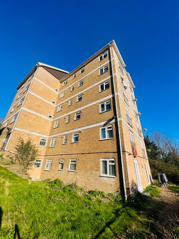 2 bed flat for sale in Longhill Avenue, Chatham ME5, £135,000