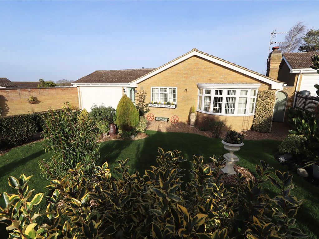 3 bed bungalow for sale in Kilpin Green, North Crawley, Newport Pagnell, Bucks MK16, £550,000