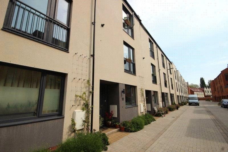 3 bed terraced house to rent in Brooklyn Street, Bristol BS2, £2,400 pcm