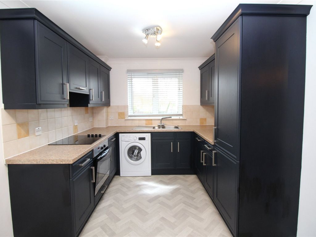 2 bed flat to rent in Bakers Court, Dowsett Lane, Ramsden Heath CM11, £1,250 pcm