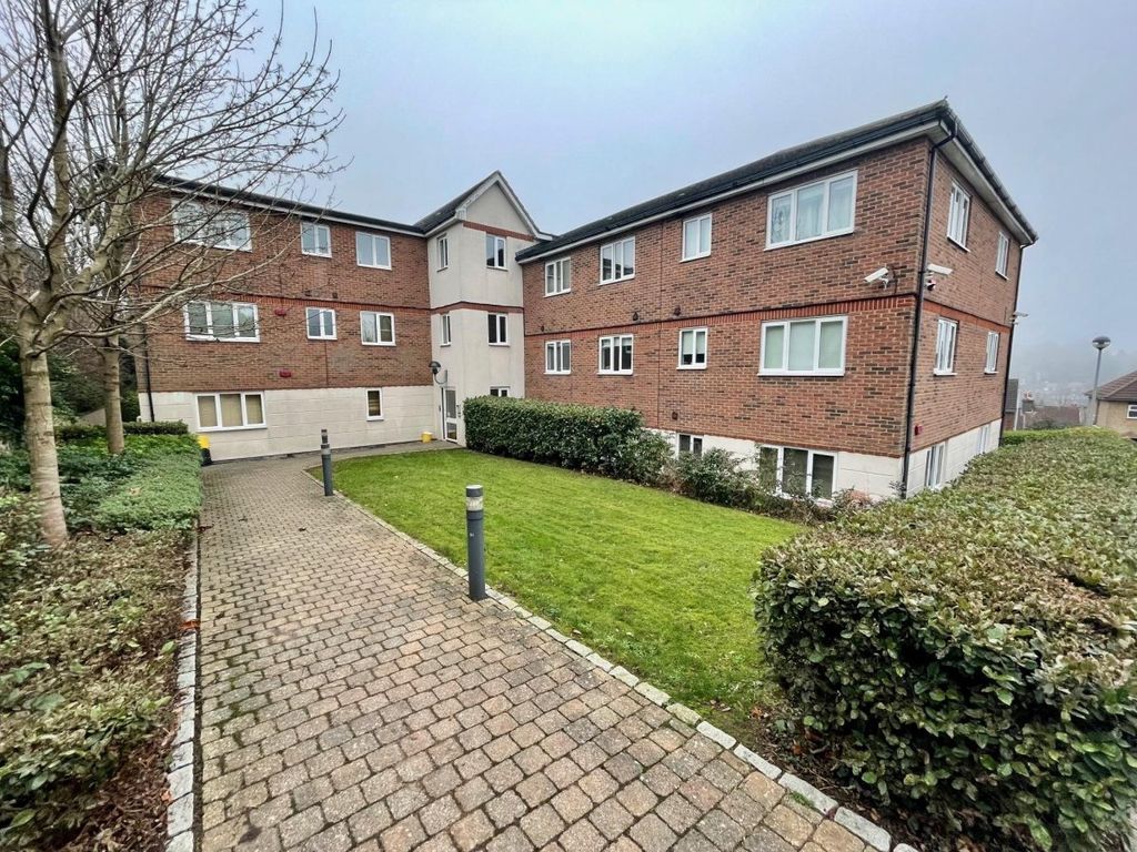 3 bed flat to rent in Treetop Close, Luton, Bedfordshire LU2, £1,500 pcm