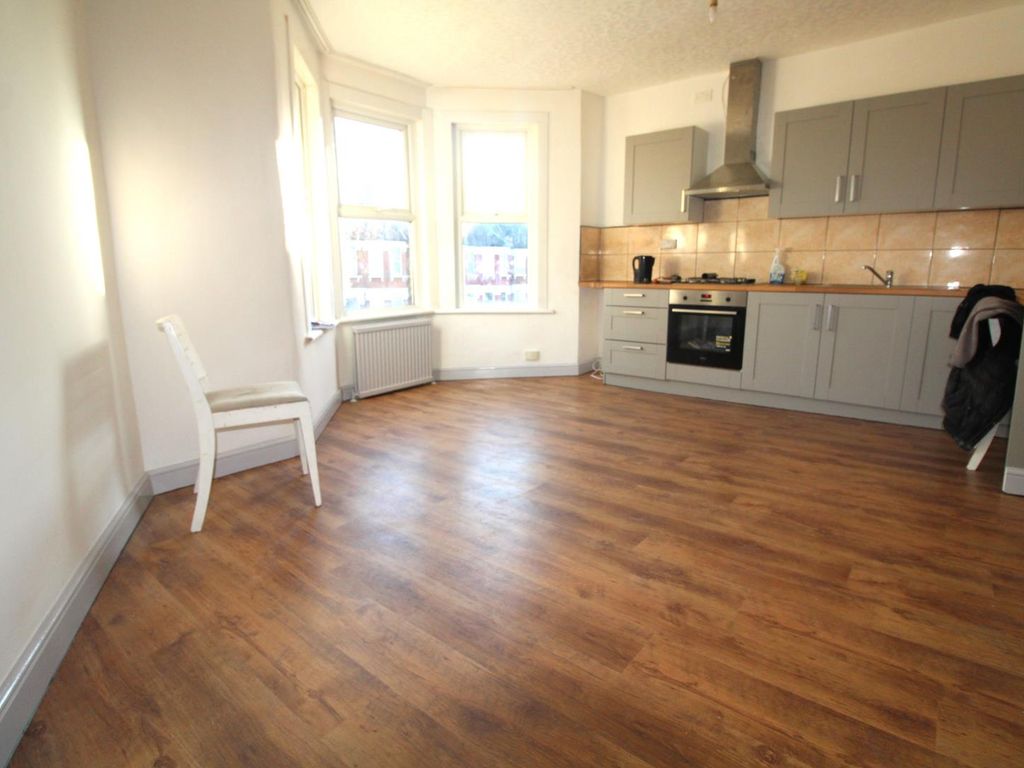 2 bed flat to rent in Woodside Gardens, London N17, £1,700 pcm