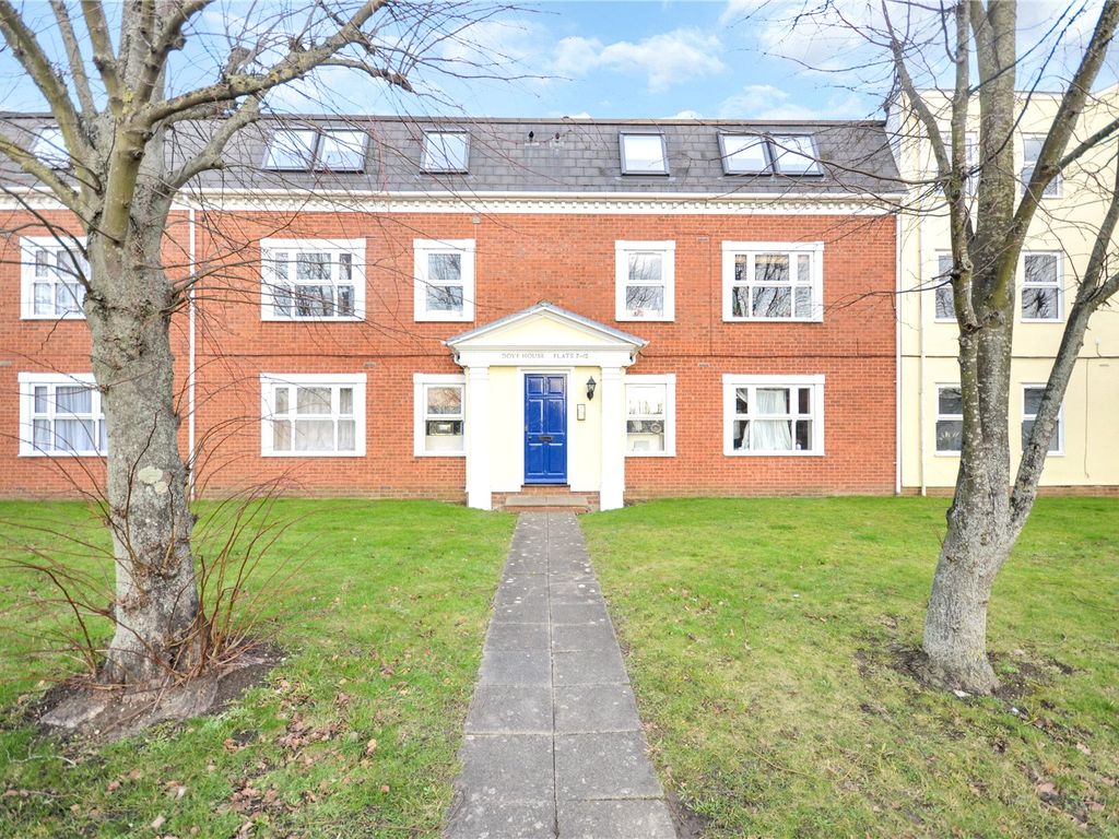 2 bed flat for sale in Dove Place, Aylesbury HP19, £220,000