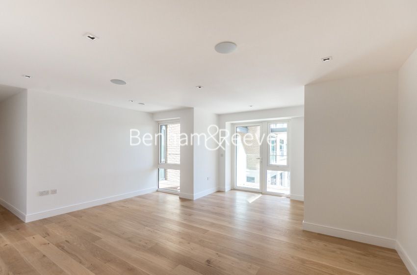 2 bed flat to rent in Kew Bridge Road, Brentford TW8, £3,300 pcm