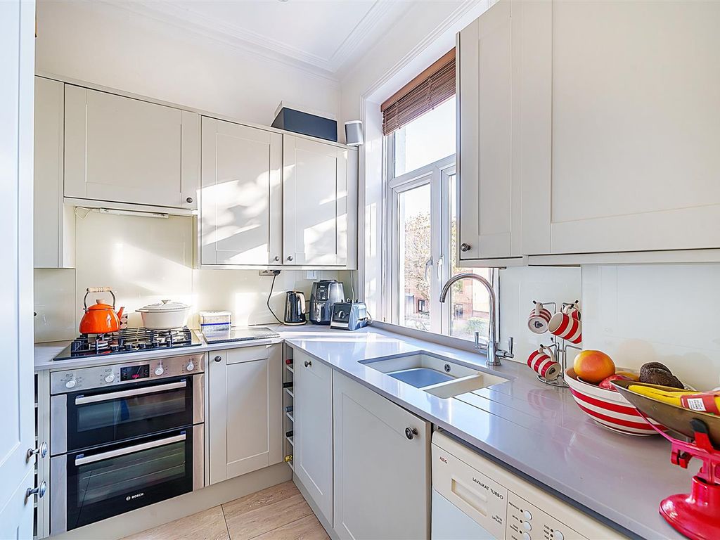 2 bed flat for sale in Brondesbury Villas, London NW6, £649,950