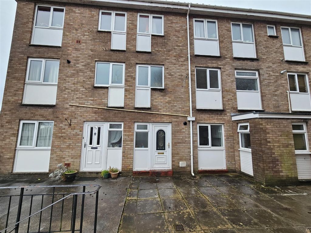 3 bed flat to rent in St. Fagans Rise, Fairwater, Cardiff CF5, £900 pcm