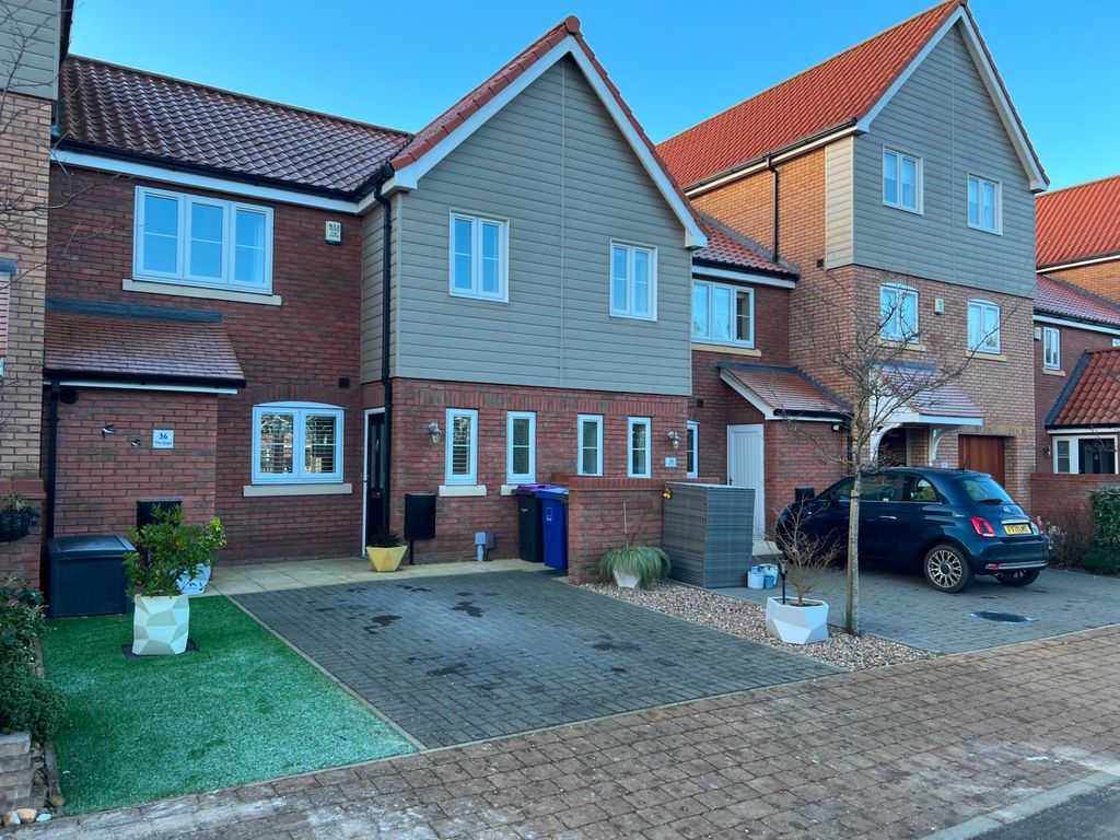 3 bed town house for sale in The Quays, Burton Waters LN1, £300,000