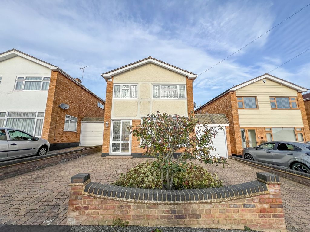 3 bed detached house for sale in Uplands Road, Hockley SS5, £485,000