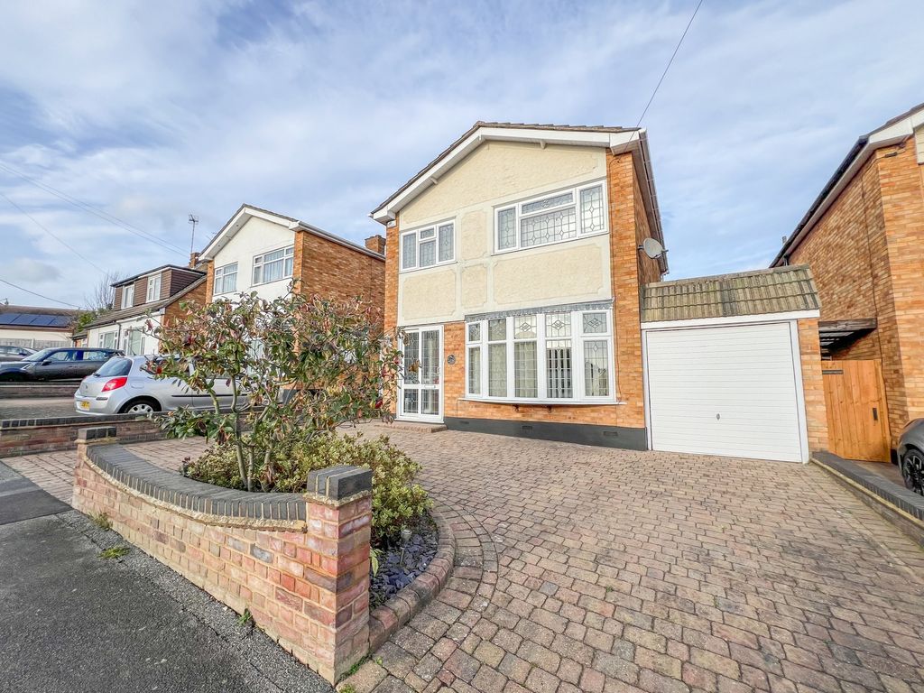 3 bed detached house for sale in Uplands Road, Hockley SS5, £485,000