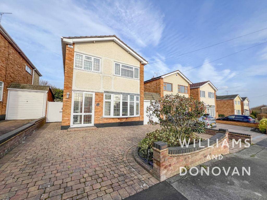 3 bed detached house for sale in Uplands Road, Hockley SS5, £485,000