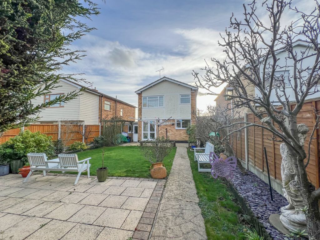 3 bed detached house for sale in Uplands Road, Hockley SS5, £485,000