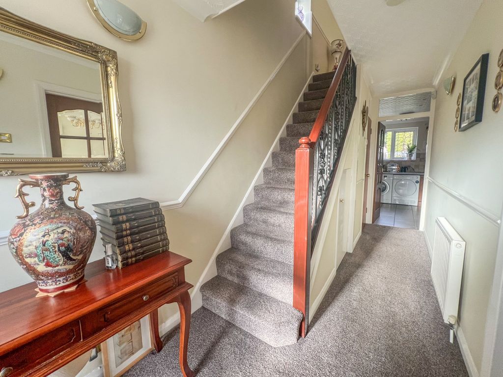 3 bed detached house for sale in Uplands Road, Hockley SS5, £485,000