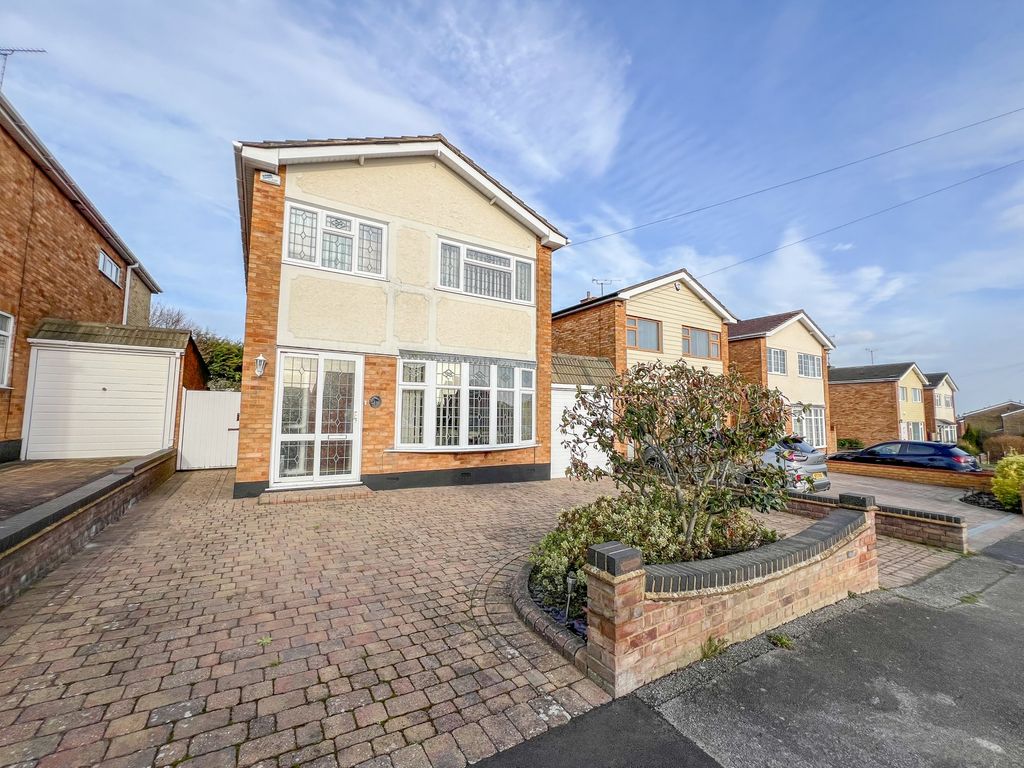 3 bed detached house for sale in Uplands Road, Hockley SS5, £485,000