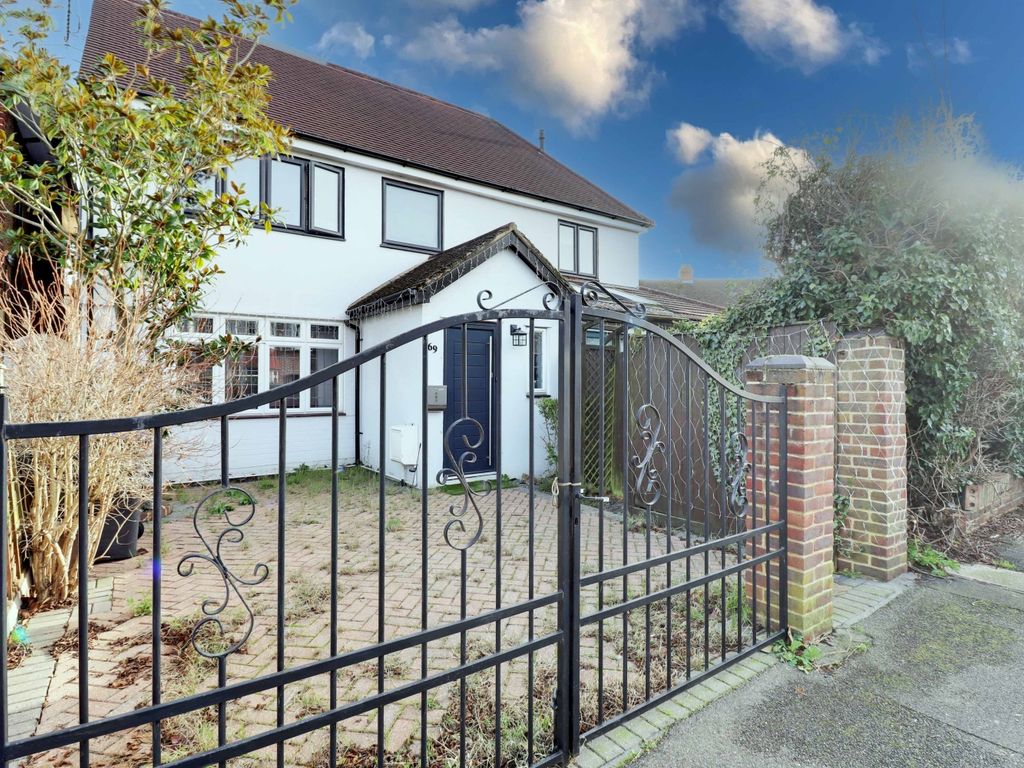 4 bed detached house for sale in Cheshire Gardens, Chessington KT9, £725,000
