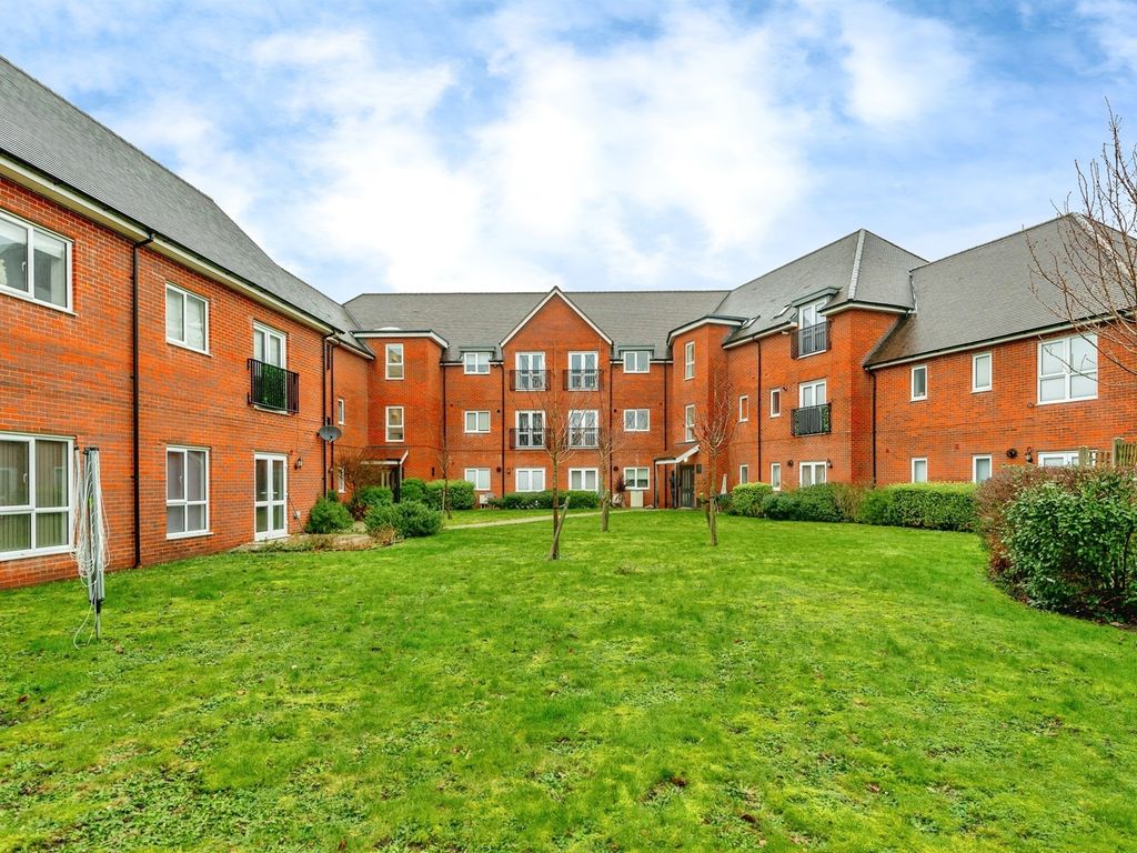 2 bed flat for sale in North Road, Crawley RH10, £119,700