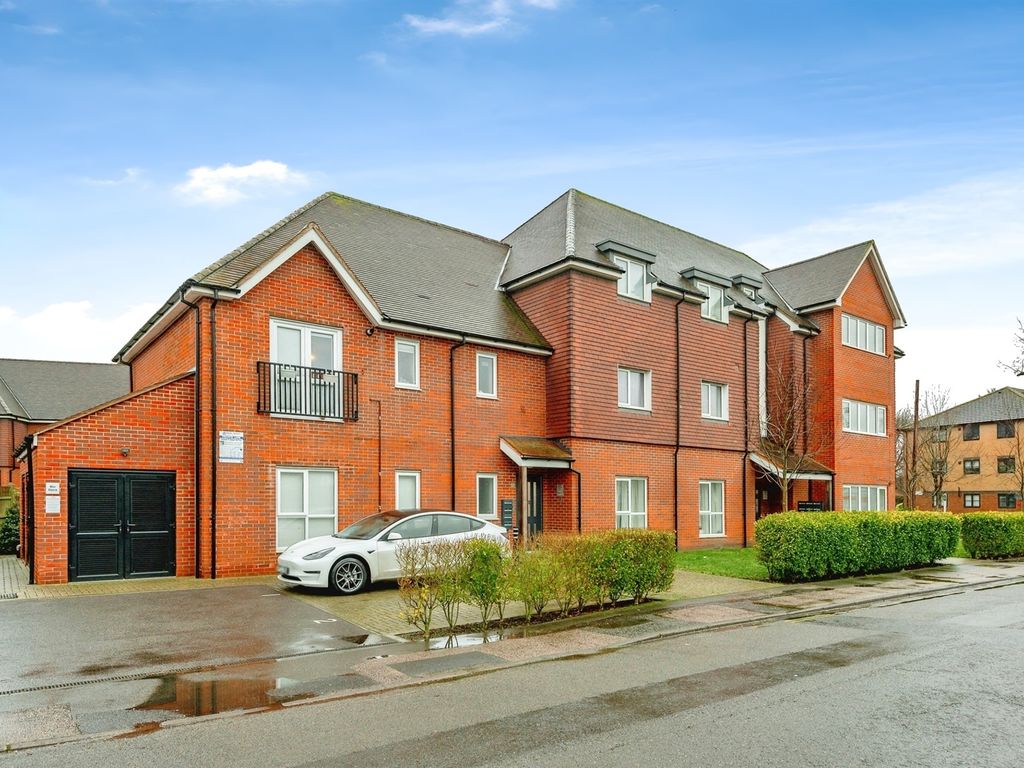 2 bed flat for sale in North Road, Crawley RH10, £119,700