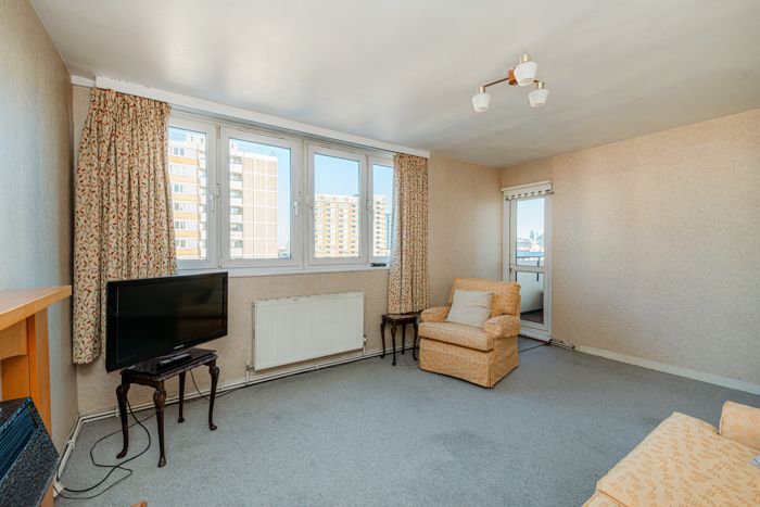 2 bed flat for sale in Radnor Street, London EC1V, £380,000