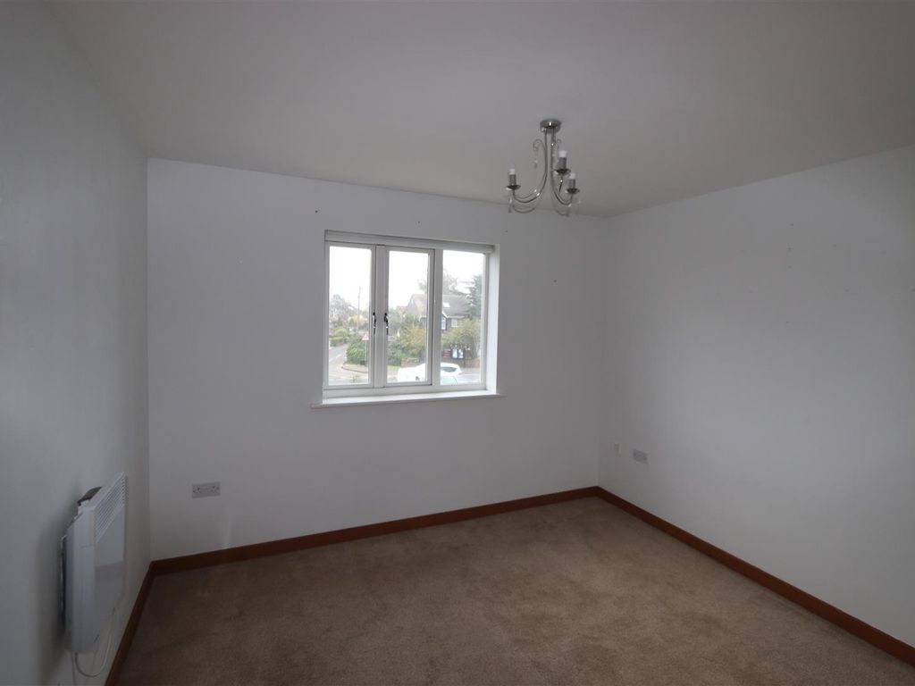2 bed flat to rent in Ashingdon Road, Ashingdon, Rochford SS4, £1,025 pcm