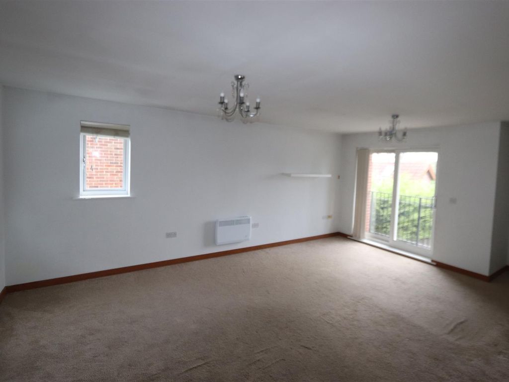 2 bed flat to rent in Ashingdon Road, Ashingdon, Rochford SS4, £1,025 pcm