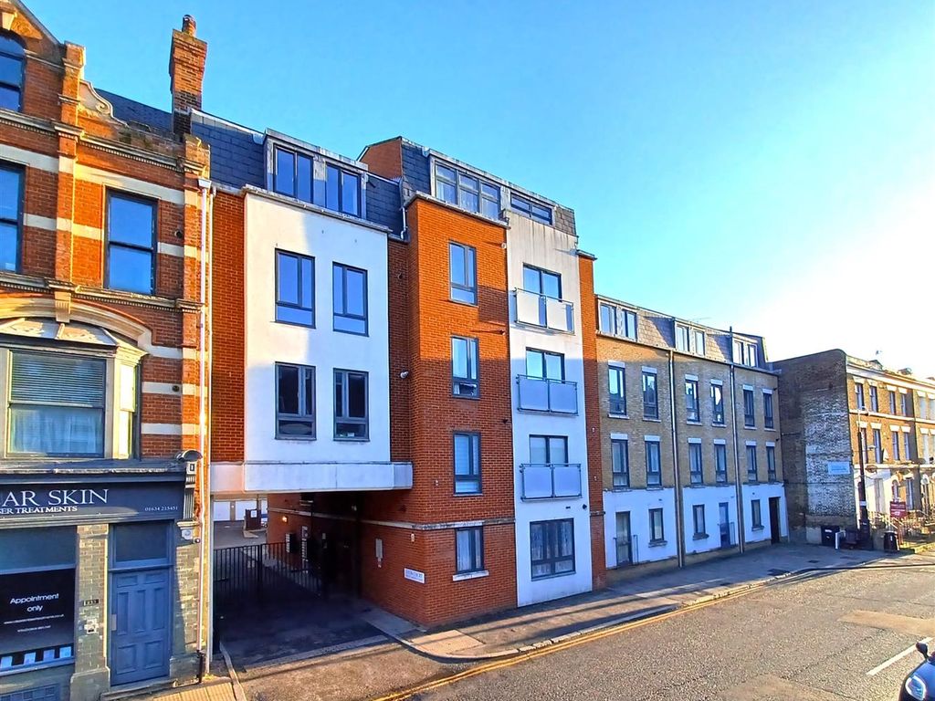 1 bed flat for sale in High Street, Rochester ME1, £160,000