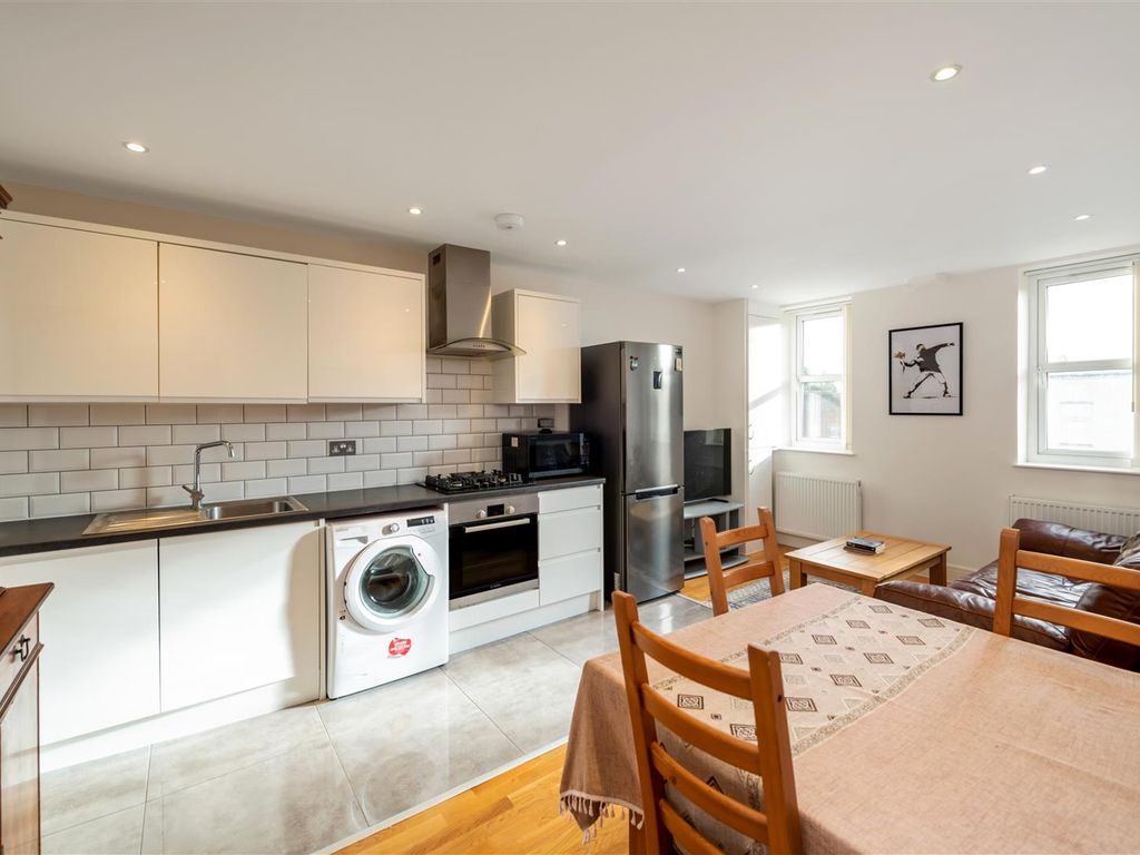 2 bed flat for sale in Victoria Road, Horley RH6, £230,000