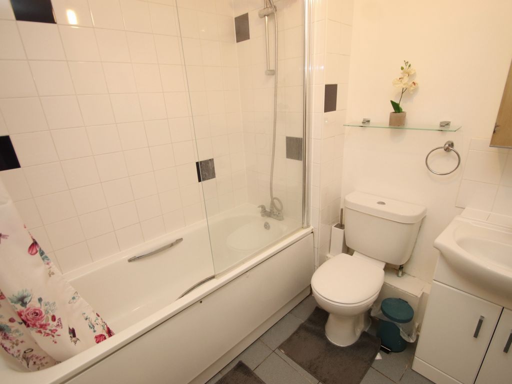 2 bed flat for sale in Cray View Close, Orpington BR5, £255,000