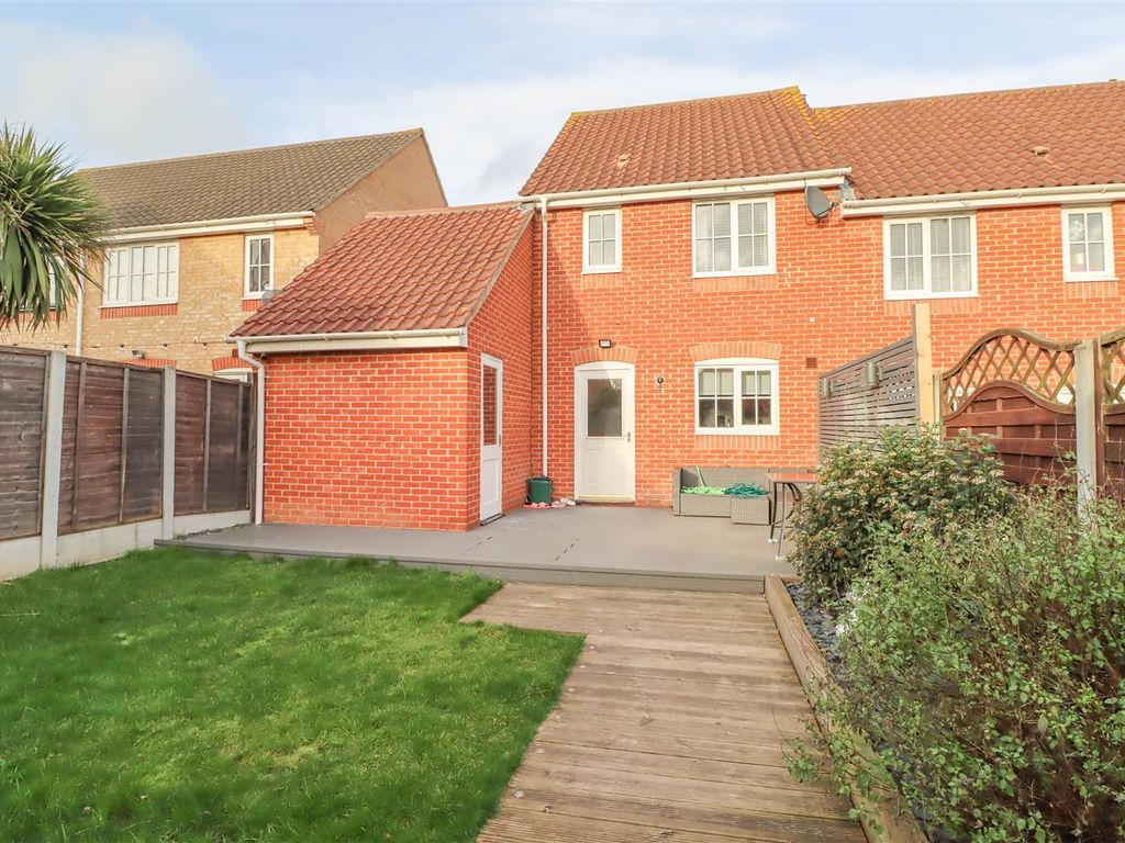 2 bed end terrace house for sale in Sark Grove, Wickford SS12, £335,000