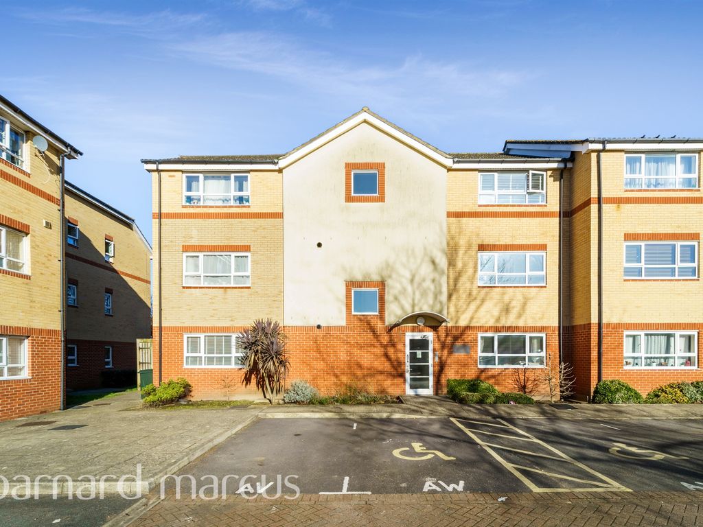 2 bed flat for sale in Chertsey Road, Feltham TW13, £112,000