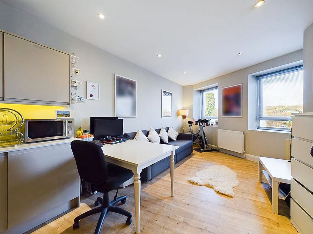 1 bed flat for sale in Buckingham Parade, The Broadway, Stanmore HA7, £269,950
